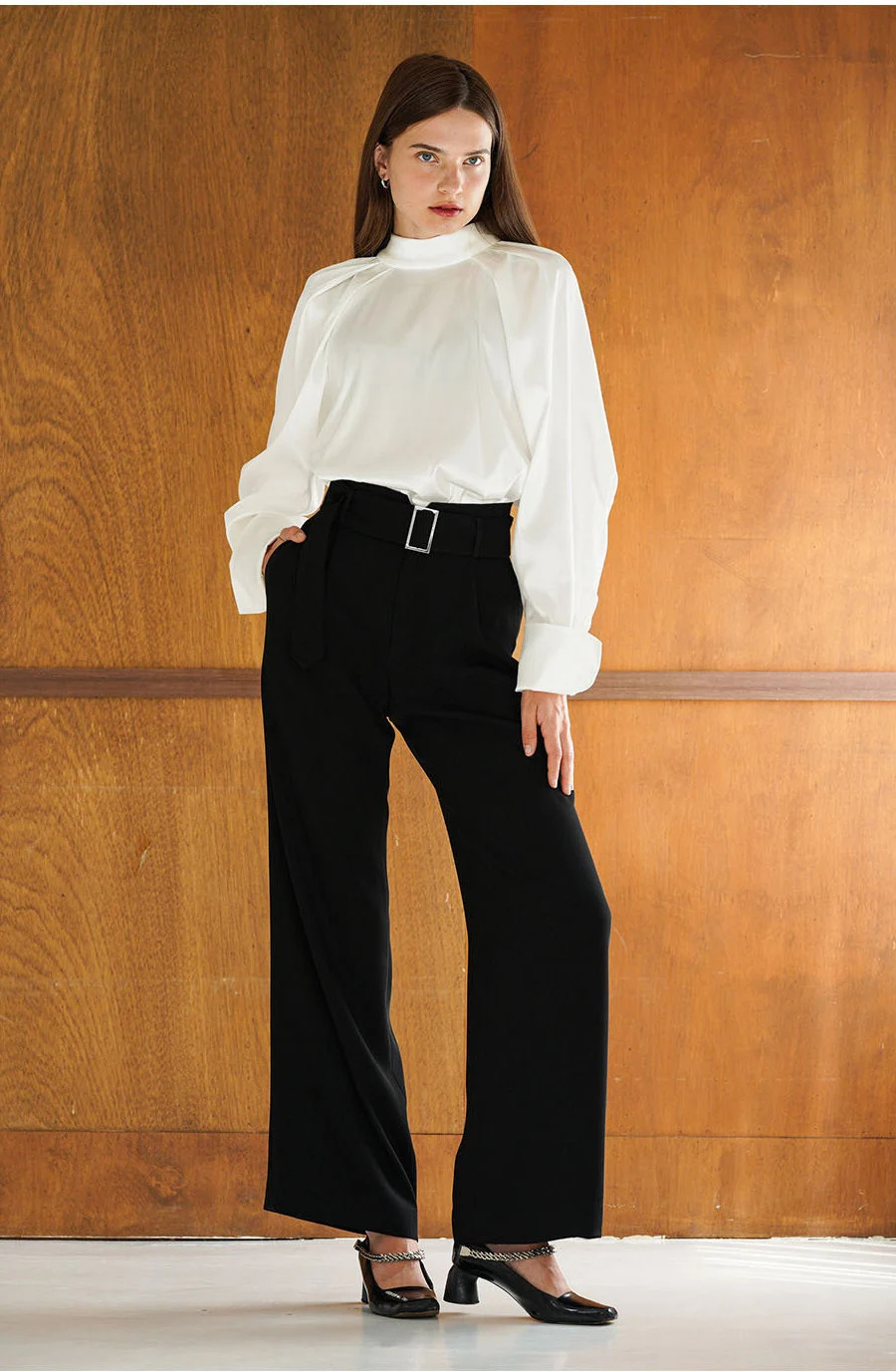 CopyIvory-colored high-necked shirt with sculpted shoulders - Image 5