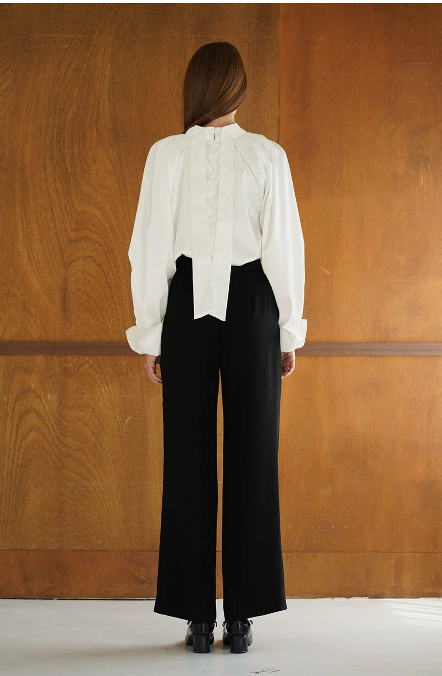 CopyIvory-colored high-necked shirt with sculpted shoulders - Image 2
